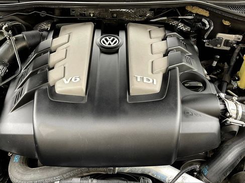 Used 2016 Volkswagen Touareg Sport image 32