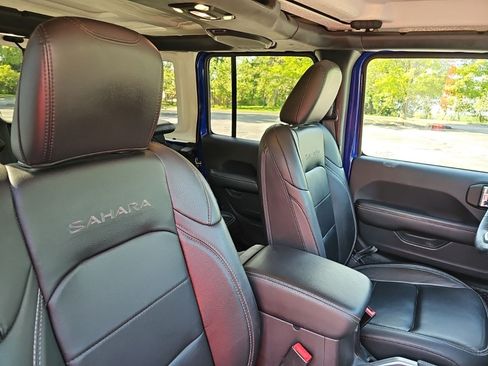 Used 2018 Jeep Wrangler Unlimited Sahara AWD/4WD image 11