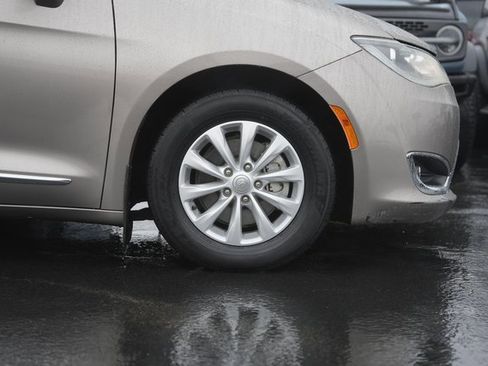 Used 2017 Chrysler Pacifica Touring-L image 4