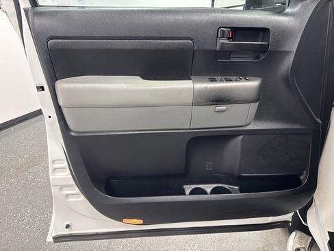 Used 2010 Toyota Tundra 4x4 CrewMax image 6