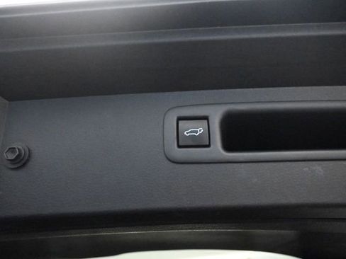 Used 2024 Toyota Highlander LE image 9