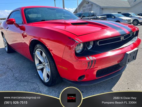 Used 2016 Dodge Challenger SXT image 1