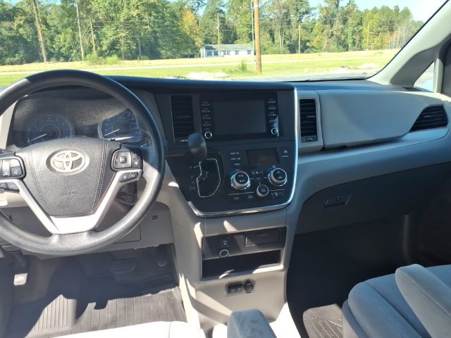 Used 2018 Toyota Sienna L FWD image 11