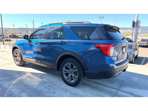 Used 2022 Ford Explorer XLT w/ Equipment Group 202A image 5
