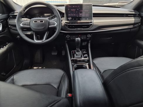 Used 2024 Jeep Compass Latitude w/ Convenience Group AWD/4WD image 16