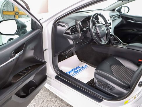 Used 2024 Toyota Camry SE image 3