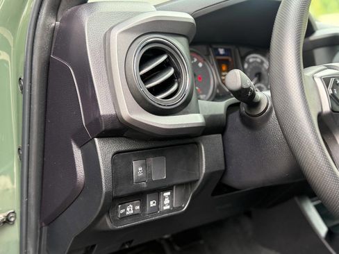 Used 2022 Toyota Tacoma TRD Off-Road image 12