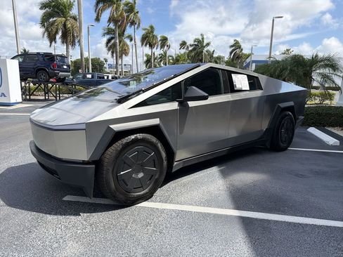 Used 2025 Tesla Cybertruck AWD Crew Cab image 4
