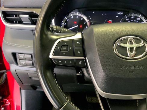 Used 2022 Toyota Highlander XLE image 18