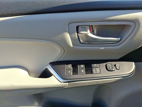 Used 2017 Toyota Camry XLE FWD image 13