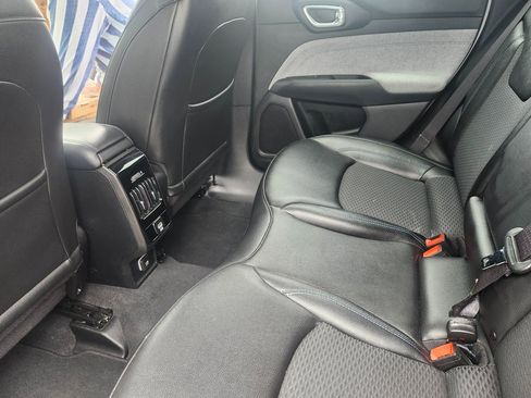 Used 2024 Jeep Compass Latitude image 9