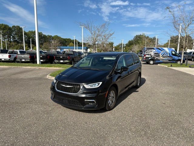 Used 2024 Chrysler Pacifica Touring-L FWD image 14