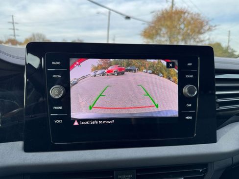 Used 2025 Volkswagen Jetta SE image 17