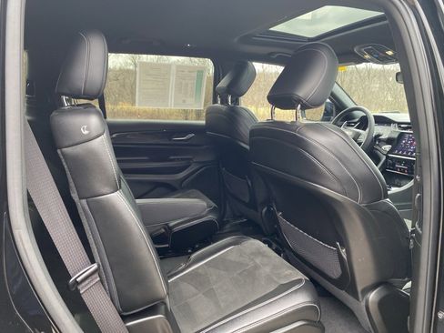 Used 2023 Jeep Grand Cherokee L Laredo image 13