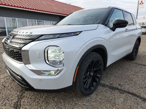 New 2024 Mitsubishi Outlander SE image 3