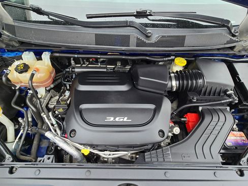 Used 2018 Chrysler Pacifica Touring-L image 57