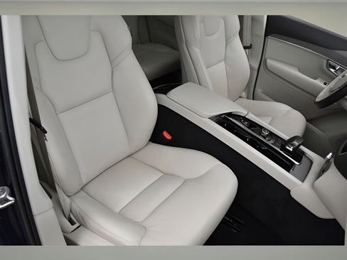 Certified 2023 Volvo XC90 B6 Plus w/ Protection Package Premier image 32