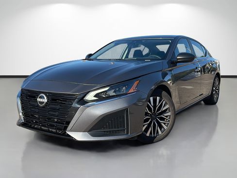 Used 2024 Nissan Altima 2.5 SV image 1