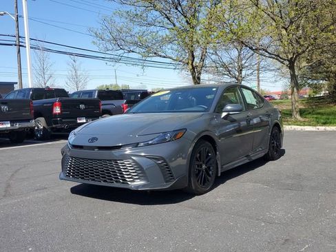 Used 2025 Toyota Camry SE FWD image 2