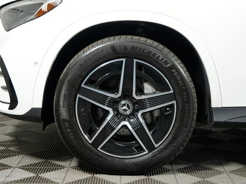 Used 2025 Mercedes-Benz GLC 300 4MATIC image 9