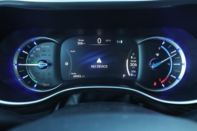 Used 2023 Chrysler Pacifica Limited FWD image 6