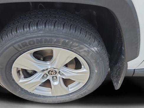 Used 2021 Toyota RAV4 XLE w/ Convenience Package FWD image 30