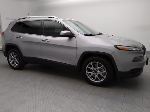 Used 2018 Jeep Cherokee Latitude Plus w/ Comfort/Convenience Group image 11