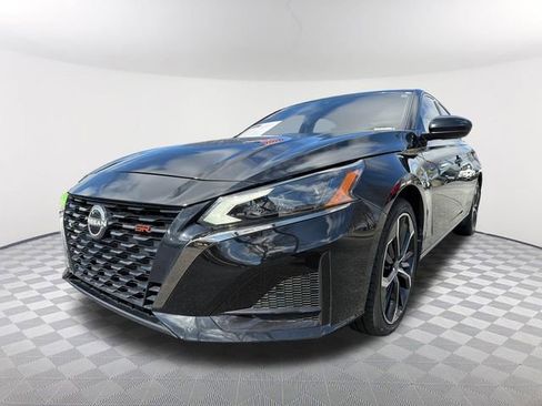 Used 2023 Nissan Altima 2.5 SR w/ SR Premium Package image 1