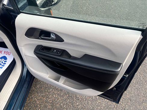 Used 2023 Chrysler Pacifica Touring-L image 22