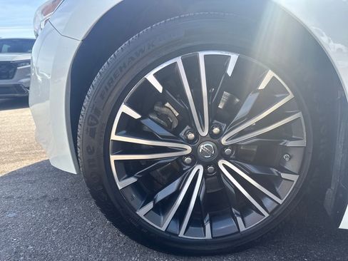 Used 2017 Nissan Maxima Platinum w/ Interior Lighting Package image 28