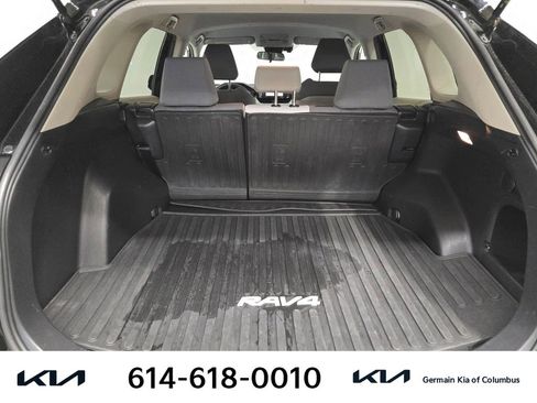 Used 2020 Toyota RAV4 XLE w/ XLE Grade Weather Package AWD/4WD image 20
