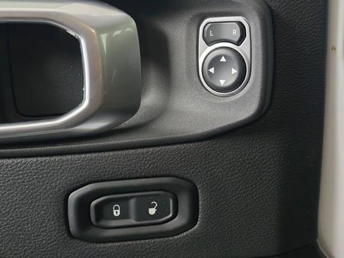 Used 2021 Jeep Wrangler Unlimited Sahara image 12