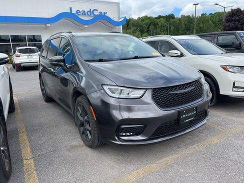 Used 2022 Chrysler Pacifica Touring-L w/ S Appearance Package AWD/4WD image 3