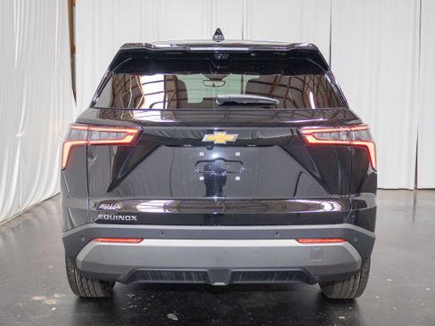 New 2026 Chevrolet Equinox LT w/ Convenience Package II FWD image 3