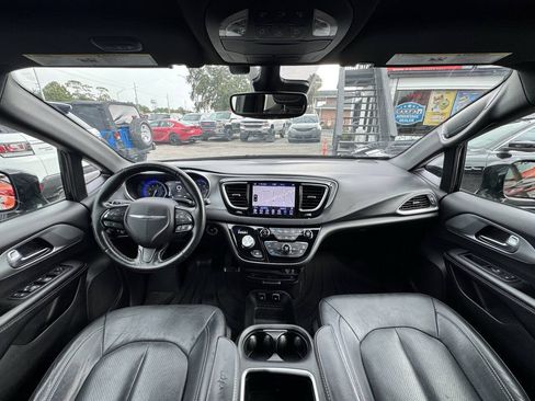Used 2019 Chrysler Pacifica Touring-L Plus w/ Advanced Safetytec Group FWD image 16