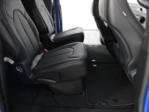 New 2027 Chrysler Pacifica Select FWD image 21