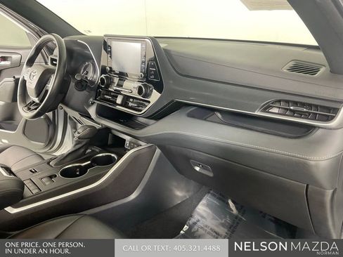 Used 2022 Toyota Highlander XSE FWD image 36