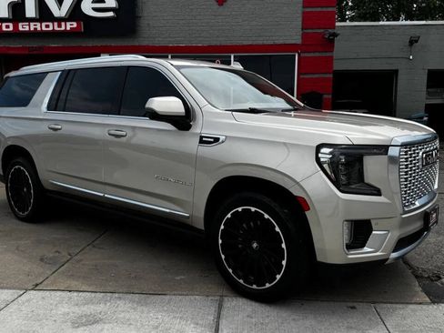 Used 2021 GMC Yukon XL Denali w/ Denali Premium Package AWD/4WD image 3