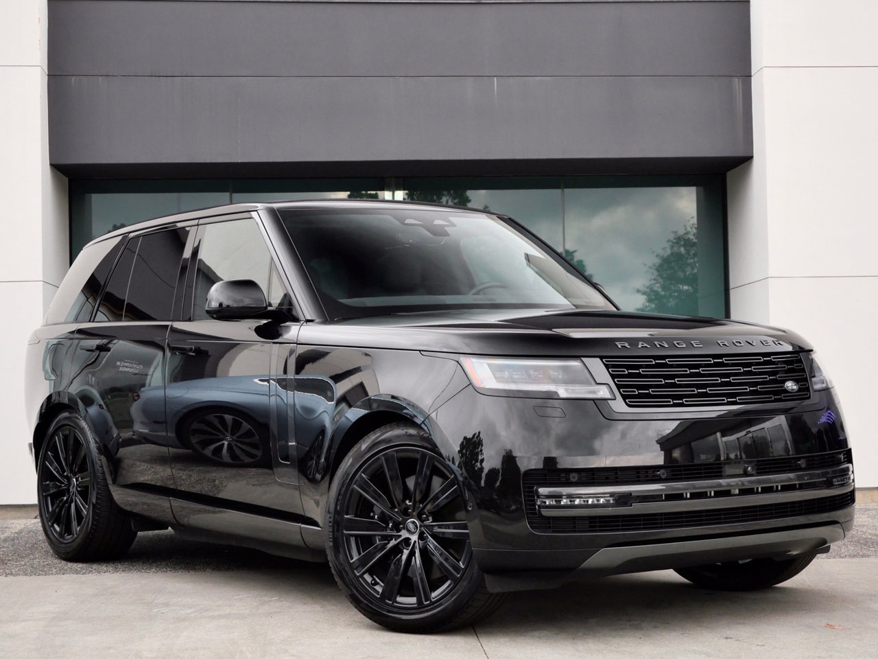 Used 2025 Land Rover Range Rover SE AWD/4WD image 1