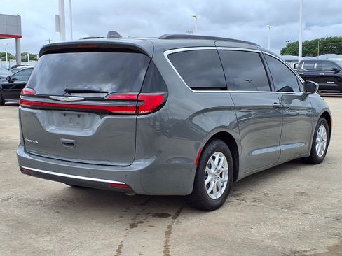 Used 2022 Chrysler Pacifica Touring-L FWD image 9