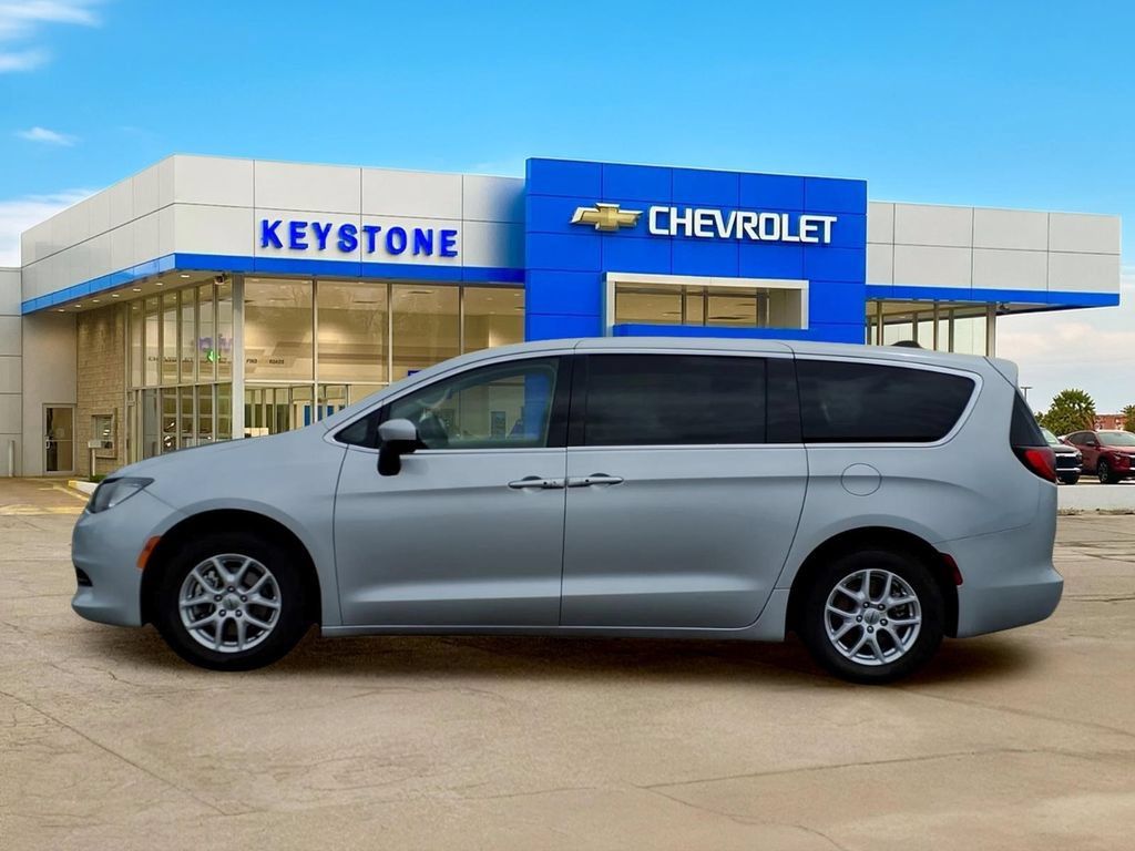 Used 2023 Chrysler Voyager LX FWD image 4