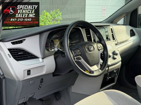Used 2016 Toyota Sienna LE FWD image 28