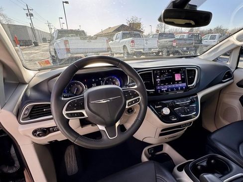 Used 2023 Chrysler Pacifica Touring-L image 10