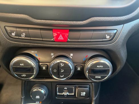 Used 2016 Jeep Renegade Limited image 19