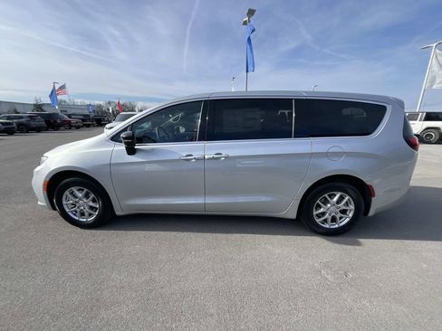 New 2026 Chrysler Pacifica Select image 4