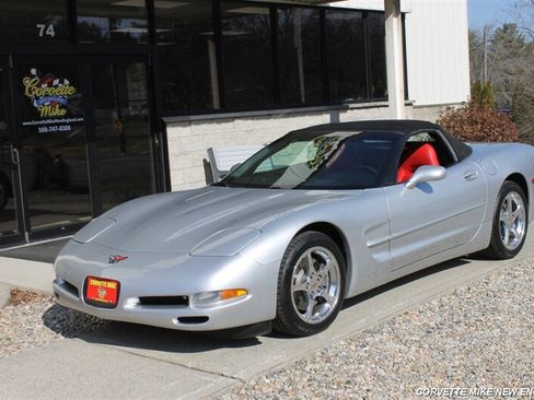 Used 2001 Chevrolet Corvette Coupe w/ Preferred Equipment Group2 RWD image 2