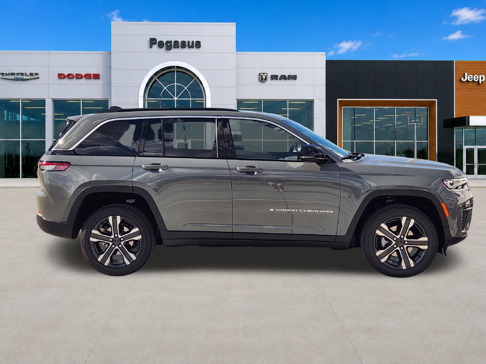 New 2027 Jeep Grand Cherokee Limited w/ Technology Group II AWD/4WD image 7