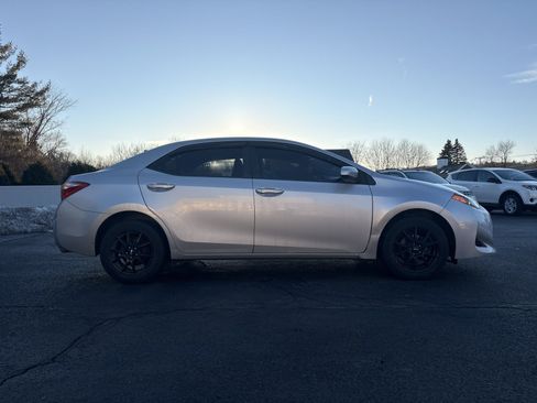 Used 2018 Toyota Corolla LE image 4