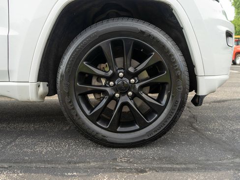 Used 2019 Jeep Grand Cherokee Altitude AWD/4WD image 11