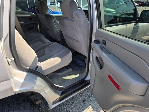 Used 2004 GMC Yukon SLE w/ Sound System Plus Package AWD/4WD image 13